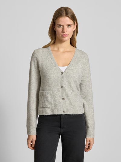 Frauenmodel trägt Oversized Strickjacke mit Woll-Anteil Modell 'RENE' von Only, Optik: Unifarben, Nahaufnahme Oberkörper.