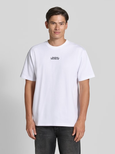 Männermodel trägt wit regular fit t-shirt van puur katoen Model 'Oliver' van Wood Wood met gestikt logo, ruglengte bij maat M 73 cm, Ganzkörperansicht von vorne