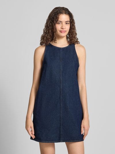 Frauenmodel trägt A-Linien Freizeitkleid aus reiner Baumwolle von Levi's®, dunkelblau, glatte Textur, Ganzkörperansicht von vorne.