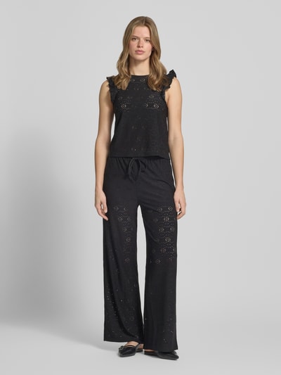 Frauenmodel trägt Regular Fit Weite Hose mit Tunnelzug Modell 'SMILLA' von Only, schwarz, Allover-Muster, unifarben, Stretch, Ganzkörperansicht von vorne.