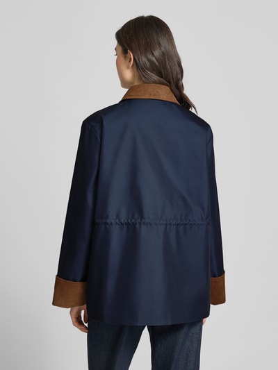 Modelka nosi Parka mit Umlegekragen und Eingrifftaschen Modell 'ANCA' von YAS, mieszanka bawełny, krój regular fit, widok całej sylwetki z tyłu. Długość tyłu w rozmiarze 36: 72 cm, szerokość ramion: 45 cm, szerokość klatki piersiowej: 53 cm, długość rękawów: 61 cm.