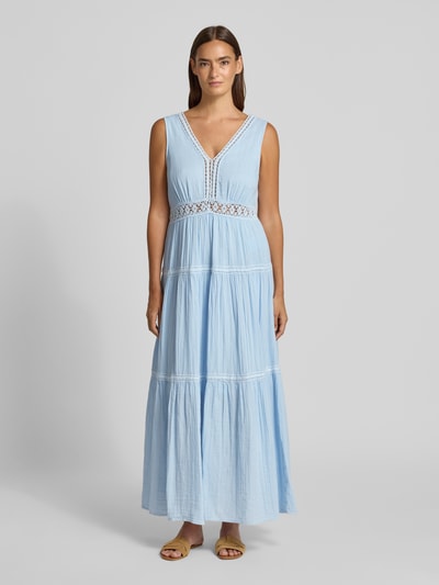 Frauenmodel trägt Maxikleid mit Loch-Stitching Modell 'Anini' von YAS, Reine Baumwolle, Taillierte Passform, Ärmelloses-Design, V-Ausschnitt, Ganzkörperansicht von vorne.