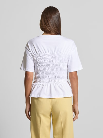 Frauenmodel trägt T-Shirt mit Smok-Details und Rundhalsausschnitt von Jake*s Casual in Weiß, reine Baumwolle, Slim Fit, Rückenlänge 54 cm, Ganzkörperansicht Rückansicht.