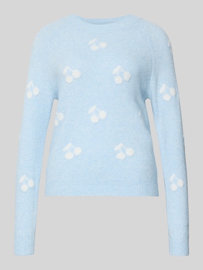 Produktfoto, hellblauer Regular Fit Strickpullover mit weißem Allover-Kirschmuster, Rundhals, gerippte Abschlüsse, Modell 'DOFFY INTARSIA' von Vero Moda