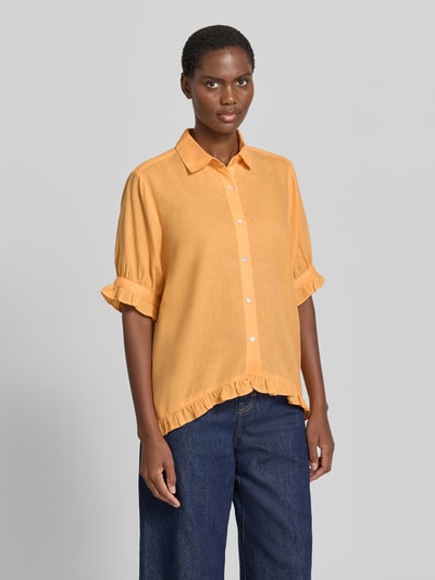 Frauenmodel trägt Bluse mit Leinen-Anteil und Rüschensaum von Christian Berg Woman in Gelb, Regular Fit, Knopfleiste, Ganzkörperansicht von vorne.
