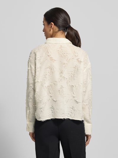 Frauenmodel trägt Boxy Fit Bluse im Allover-Look Modell 'Fenima' von OPUS in Creme mit strukturierter Textur und Hemdblusenkragen, Ganzkörperansicht Rückansicht. Rückenlänge bei Größe 36: 54 cm, Ärmellänge: 53 cm.