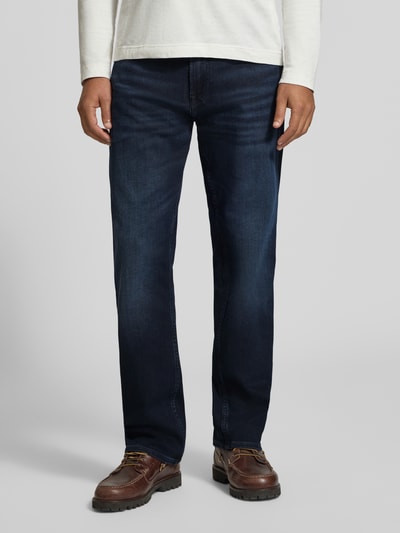 Männermodel trägt Straight Fit Jeans aus elastischem Baumwoll-Mix Modell 'RODEO' von GUESS, dunkle Waschung, Nahaufnahme Oberkörper. Kontext: Herren Jeans von GUESS, Elastischer Baumwoll-Mix, Straight Fit, Modell 'RODEO', 5-Pocket-Design, Gürtelschlaufen, Knopf- und Reißverschluss, Bundweite bei Größe 32/32: 42 cm, Innenbeinlänge bei Größe 32/32: 80 cm.