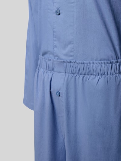 Männermodel trägt Regular Fit Pyjama aus Viskose-Mix mit Baumwoll-Anteil Modell 'CHRIS PYJAMA' von BOSS, Optik: Unifarben, Nahaufnahme Oberkörper.