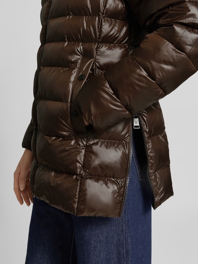 Frauenmodel trägt Regular Fit Mantel in Stepp-Optik von FUCHS SCHMITT in Braun, glatte Oberfläche, Eingrifftaschen, Nahaufnahme Oberkörper.