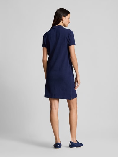 Frauenmodel trägt Regular Fit Minikleid mit Logo-Stitching Modell 'Polo' von Polo Ralph Lauren in Dunkelblau, reine Baumwolle, Rückenansicht Ganzkörperansicht.