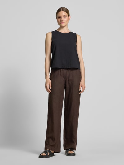 Frauenmodel trägt weite Damen Leinenhose mit Bindegürtel Modell 'Chiara' von MAC in Braun mit französischen Eingrifftaschen, Ganzkörperansicht von vorne.