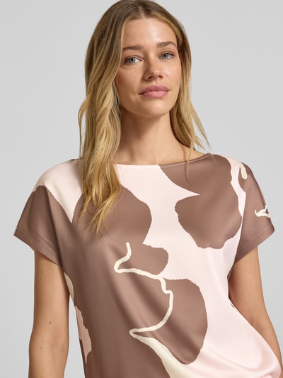 Frauenmodel trägt Loose Fit T-Shirt aus Viskose-Mix von s.Oliver BLACK LABEL mit Optik:Allover-Muster, Satin-Haptik, Nahaufnahme Oberkörper.