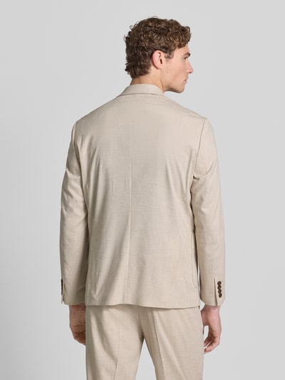 Męski model nosi Regular Fit Anzugsakko mit Leinen-Viskose-Anteil Modell 'DALI' od SELECTED HOMME, beżowy, wzór w pepitkę, wykończenie z mieszanki lnu i wiskozy, kołnierz z połami, długi rękaw z nachodzącymi guzikami, boczne kieszenie i brustasza, tkanina z lekką fakturą, widok całej sylwetki od tyłu.