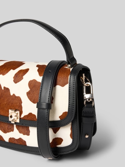 Produktfoto, Crossbody Bag aus echtem Rindsleder Modell 'Audrey' von GUESS mit Animal-Optik, Magnetverschluss, Logo-Detail, Detailaufnahme