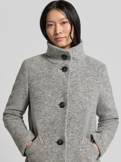 Frauenmodel trägt Regular Fit Jacke aus Woll-Mix von FUCHS SCHMITT, meliertes Hellgrau, Knopfleiste, Eingrifftaschen, Nahaufnahme Oberkörper.