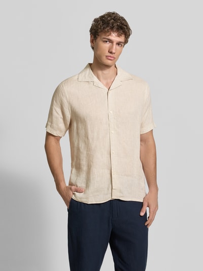 Männermodel trägt Modern Fit Freizeithemd aus Leinen Modell 'CAMICIA' von MARKUP in Beige mit Kentkragen und Knopfleiste, Ganzkörperansicht von vorne, Rückenlänge bei Größe M 74 cm, Schulterbreite 43 cm, Ärmellänge 26 cm.