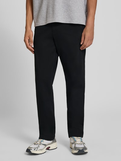 Männermodel trägt Straight Fit Hose aus Baumwoll-Mix Modell 'Kane' von JACK & JONES in Schwarz, glatte Struktur, Nahaufnahme Oberkörper, Herren Hose von JACK & JONES, Elastischer Baumwoll-Mix, Straight Fit, Eingriff- und Gesäßtaschen, Knopf- und Reißverschluss, Bundweite bei Größe 32/32: 41 cm, Innenbeinlänge bei Größe 32/32: 77 cm.