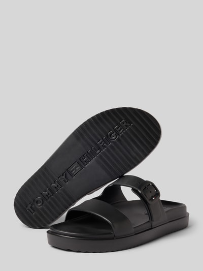 Produktfoto, Slipper mit Schnalle von Tommy Hilfiger, czarny, jednolita faktura, zaokrąglony nosek, płaski obcas, logo, strukturalna podeszwa