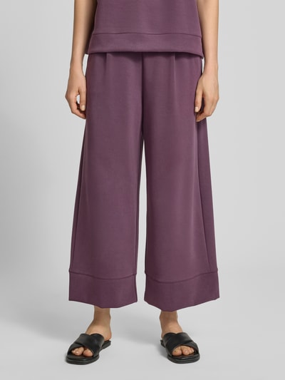 Kobiece model nosi Wide Leg Sweatpants mit Eingrifftaschen od Rich & Royal, mieszanka modalu z dodatkiem streczu, wpuszczane kieszenie, elastyczny pas, długość wewnętrzna nogawki w rozmiarze S: 64 cm, widok z przodu, zbliżenie na dolną część ciała.