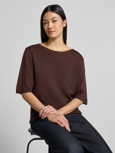 Frauenmodel trägt Strickpullover aus Viskose-Mix von MORE & MORE in Braun, lockere Passform, Rundhalsausschnitt, Halbarm, Ganzkörperansicht von vorne.