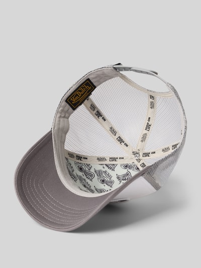 Produktfoto, Trucker Cap mit Logo-Patch von Von Dutch in Grau und Weiß, Mesh, Snap-Back, Curved Visor, Produktdetails innen sichtbar.