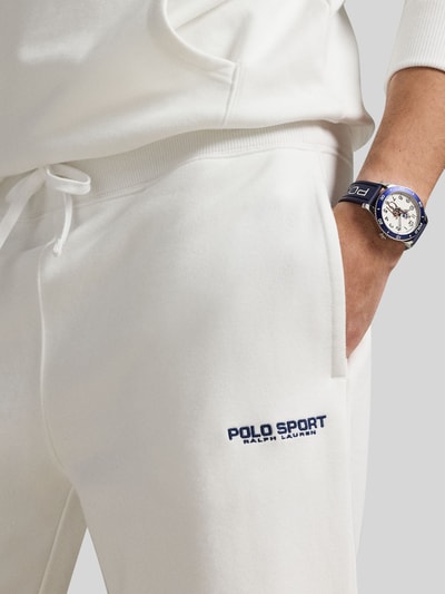 Männermodel trägt Comfort Fit Jogpants aus Baumwoll-Mix von Polo Ralph Lauren in Weiß mit Label Stitching, Nahaufnahme Oberkörper.