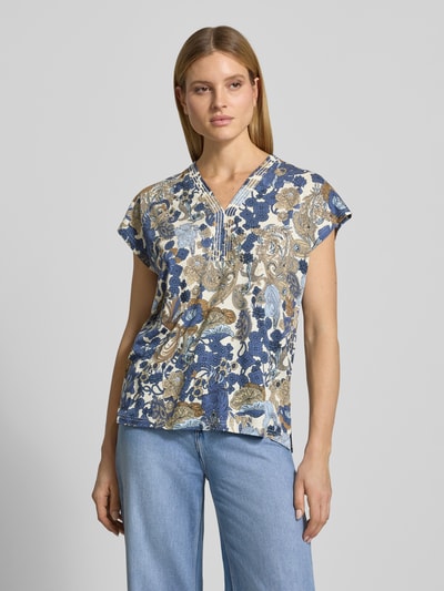 Frauenmodel trägt Damen T-Shirt aus Viskose-Mix im Regular-Fit, Modell 'Felicity' von Soyaconcept, Floraler-Print, V-Ausschnitt, Beige-Blau, Ganzkörperansicht von vorne. Rückenlänge bei Größe S: 62 cm, Ärmellänge bei Größe S: 26 cm.