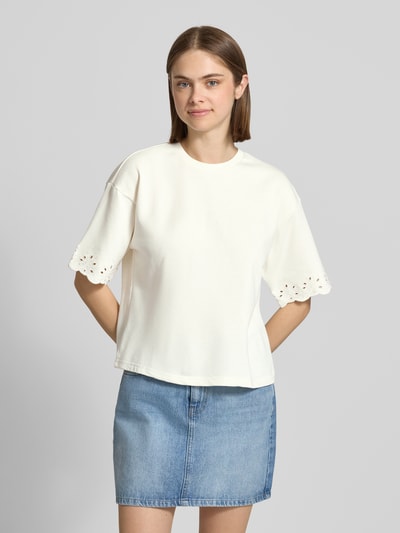 Frauenmodel trägt Boxy Fit T-Shirt aus Baumwoll-Mix Modell 'CHILLI SUMMER' von Pieces, Optik: Unifarben, Regular-Fit, Lochstickdetails, Rundhals, Muschelsaum, Damen T-Shirt, Ganzkörperansicht von vorne.