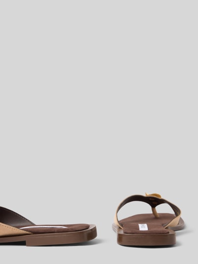 Produktfoto, Zehentrenner aus Leder mit Blockabsatz Modell 'MEIRA' von Steve Madden in abgerundeter Form, leicht strukturierte Sohle, Damen, braune und beige Farbtöne, Absatzhöhe 1 cm, Schaftweite 7 cm, Echtleder, Größe 40.