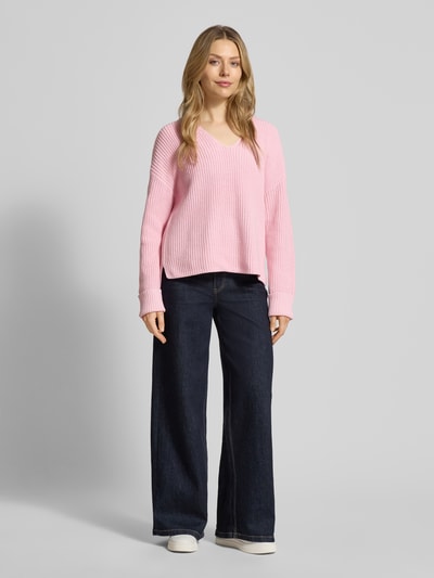Modelka kobieca ma na sobie Oversized Strickpullover aus Baumwoll-Mix od s.Oliver RED LABEL, róż, luźny krój, dzianina, przód, całe ciało.