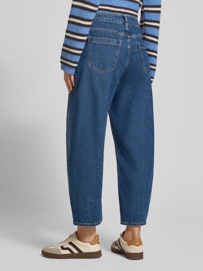 Männermodel trägt Barrel Fit Jeans Modell 'Caia' von someday, niebieski bawełniany materiał z domieszką lyocellu, tylne kieszenie, Ganzkörperansicht Rückansicht