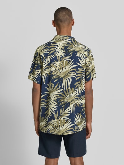 Männermodel trägt Regular Fit Freizeithemd aus reiner Viskose Modell 'BEACH SHIRT' von BOSS mit Beach-Print, Ganzkörperansicht Rückansicht.