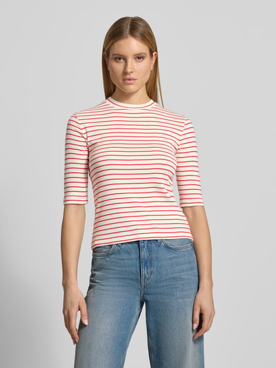 Vrouwenmodel draagt T-shirt met 3/4-mouw van Lanius, puur katoen, slim fit, ronde hals, ruglengte maat 36: 53 cm, geheelaanzicht voorkant