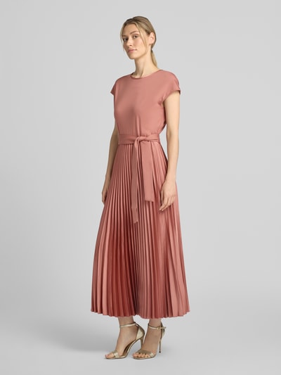 Vrouwenmodel draagt regular fit vrijetijdsjurk met plissés model 'GELA' van Weekend Max Mara in roze tinten, Ganzkörperaanzicht van voren.