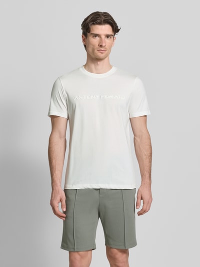 Männermodel draagt t-shirt met labelprint van Antony Morato in wit, puur katoen, recht model, ronde hals, ruglengte maat M 69 cm, Ganzkörperansicht von vorne.