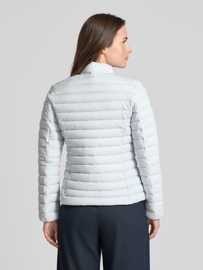 Männermodel trägt hellgraue Slim Fit Steppjacke mit Stehkragen SAVE THE DUCK Carly, pozioma, matowa tekstura, Ganzkörperansicht Rückansicht, krój slim fit, zamek dwukierunkowy, kieszenie na zamek, długość pleców w rozmiarze S: 58 cm, szerokość ramion w rozmiarze S: 39 cm, szerokość w biuście w rozmiarze S: 45 cm, długość rękawa w rozmiarze S: 61 cm