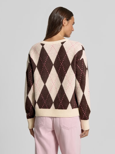 Vrouwenmodel draagt Strickpullover im Allover-Look met Rundhalsausschnitt van Milano Italy in bruin en beige met roze details, relaxed fit, materiaal-mix met alpacawol, Ganzkörperansicht Rückansicht.