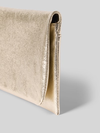 Produktfoto, Clutch aus echtem Leder mit Strukturmuster von Abro in goldener Farbe mit sichtbarer Textur, Damen Clutch, Hauptfach mit Umschlag und Magnetverschluss, Reißverschlussfach innen, Label-Detail innen, Maße 23 x 14 x 4 cm, seitliche Detailaufnahme.