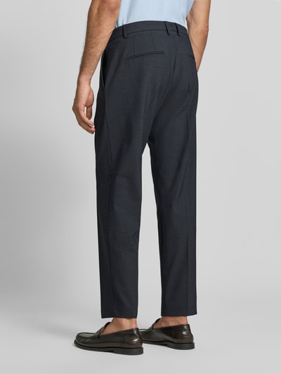 Männermodel trägt Straight Fit Hose mit Viskose-Anteil Modell 'Salto' von CINQUE in Dunkelblau, strukturierte Oberfläche, Ganzkörperansicht Rückansicht. Elastischer Material-Mix, Bundfalten, Gesäßtaschen, Haken- und Reißverschluss, Bundweite 47 cm, Innenbeinlänge 73 cm.