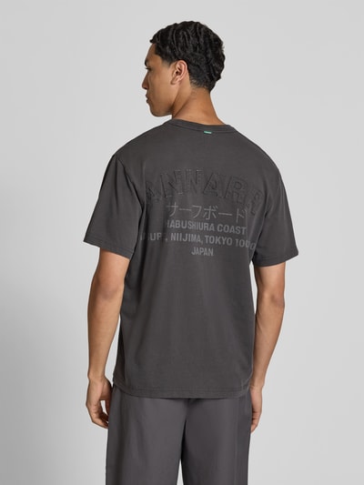 Männermodel trägt Regular Fit T-Shirt mit Logo-Stitching von ANNARR aus Reine Baumwolle, kurzärmelig, Rückenlänge 69 cm, Ganzkörperansicht Rückansicht.