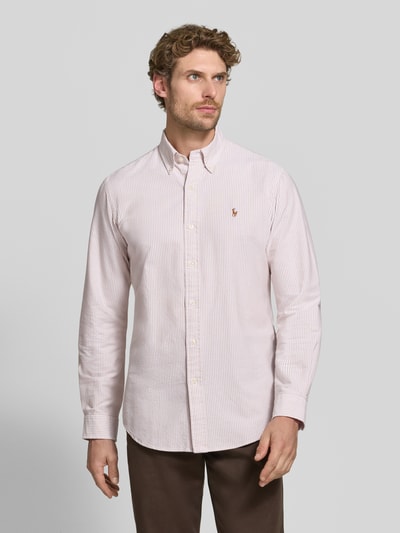 Męski model nosi Custom Fit Freizeithemd aus reiner Baumwolle von Polo Ralph Lauren, jasna bawełna z drobnym paskiem, koszula casualowa, Ganzkörperansicht von vorne.