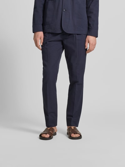 Mannenmodel draagt Straight Fit stoffen broek uit puur katoen van Officine Générale, donkerblauw, steek- en achterzakken, haakjes- en ritssluiting, stolpplooi, binnenbeenlengte maat 50 79 cm, bandwijdte maat 50 45 cm, ganzkörperansicht van voren.