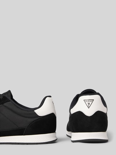 Produktfoto, Sneaker aus Leder-Textil-Mix Modell 'DREAN' von Guess in Schwarz mit abgerundeter Spitze, weißem Label-Detail und Schnürung, Absatzhöhe 2 cm, Schafthöhe 8 cm, Schaftweite 8 cm, Dreifarbiges-Design und strukturierte Oberfläche.