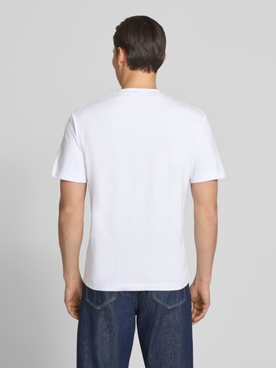 Männermodel trägt Regular Fit T-Shirt aus reiner Baumwolle von Lacoste, Optik: Unifarben, Passform: Regular-Fit, Logo-Print, Ausschnitt: Rundhals, Ärmelform: Kurzarm, Material: Reine Baumwolle, Ganzkörperansicht Rückansicht.