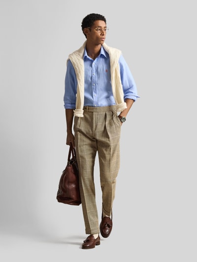 Mannelijk model draagt Regular Fit vrijetijdsoverhemd uit puur linnen van Polo Ralph Lauren, look: effen kleuren, regular fit, button-downkraag, enkele knoopsluiting, logodetail, achterpas met cacharelvouw, lange mouwen met sportmanchet, rompzoom licht afgerond, materiaalverwerking: gevlamd garen, puur linnen, geheelvooraanzicht.
