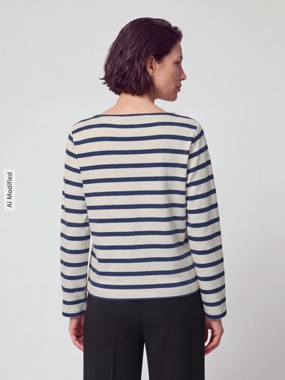 Frauenmodel trägt Sweatshirt mit U-Boot-Ausschnitt von S.OLIVER CASUAL, gestreift in Creme und Dunkelblau, langarm, abgerundeter Rumpfabschluss, Ganzkörperansicht Rückansicht, KI-modifiziertes Bild.
