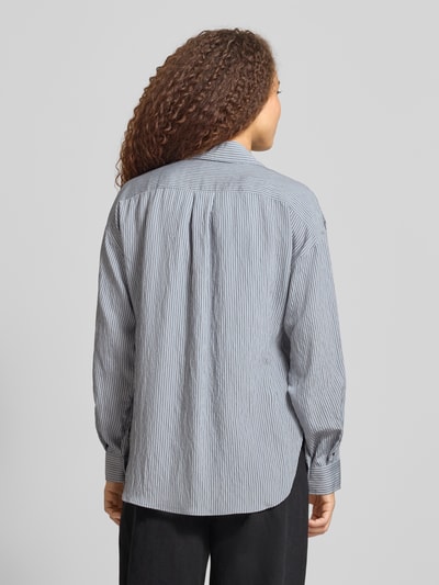 Frauenmodel trägt Regular Fit Langarmbluse aus Viskose-Mix von Marc O'Polo in Two-Tone-Optik mit Streifenmuster, Rückenpasse, Popeline, Ganzkörperansicht Rückansicht.