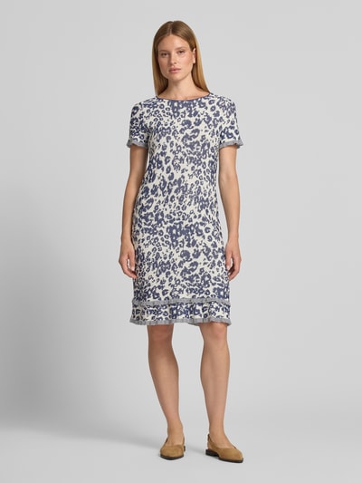 Modelka nosi Knielanges Strickkleid aus Viskose-Mix im Allover-Look von Marc Cain, Mieszanka wiskozy, Linia a, Długość do kolan, okrągły dekolt, Długość tyłu w rozmiarze 36: 101 cm, Szerokość w rozmiarze 36: 43 cm, Długość rękawów w rozmiarze 36: 22 cm, wzór na całej powierzchni, odcienie niebieskiego i beżowego, gładka faktura, Ganzkörperansicht von vorne