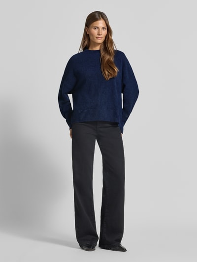Vrouwenmodel draagt oversized pullover met wol model 'BOOM' van VERO MODA in donkerblauw, Dames pullover, Ganzichaansicht van voren.