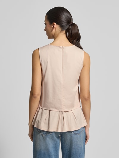 Frauenmodel trägt Blusenshirt mit Volantsaum und Rundhalsausschnitt von Marc Cain, Baumwoll-Viskose-Mix, Gerader-Schnitt, Rückenreißverschluss, Rückenlänge bei Größe 36: 59 cm, sanftes Beige, glatte Textur. Ganzkörperansicht Rückansicht.